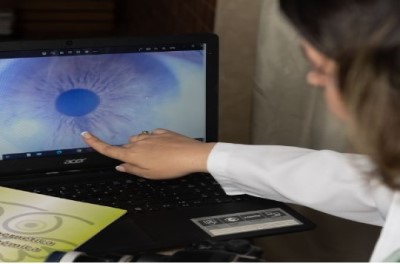 foto ensinando iridologia.jpg